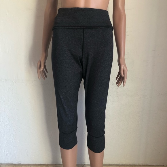 Zumba Fitness Marvelous Women’s Size M Grey Capri Leggings Pants High-Waisted - Picture 3 of 16